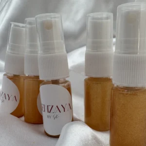 Spray fixateur. Petite bouteille en plastique orange aposé du logo Kenzaya avec partie blanche et couvercle transparent